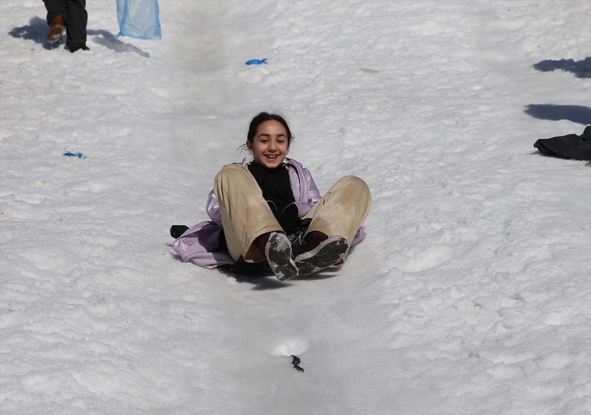Rize'nin Çamlıhemşin ilçesinde bu yıl 17'ncisi organize edilen "Çamlıhemşin Kardan Adam Kış...