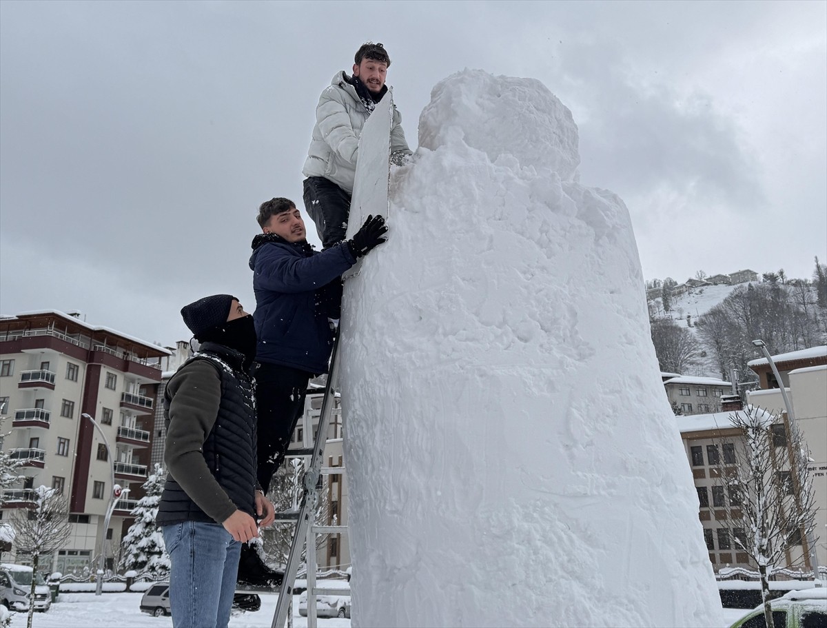 Rize'nin Güneysu ilçesinde etkili olan kar yağışını fırsat bilen gençler, yaklaşık 7 saatlik...