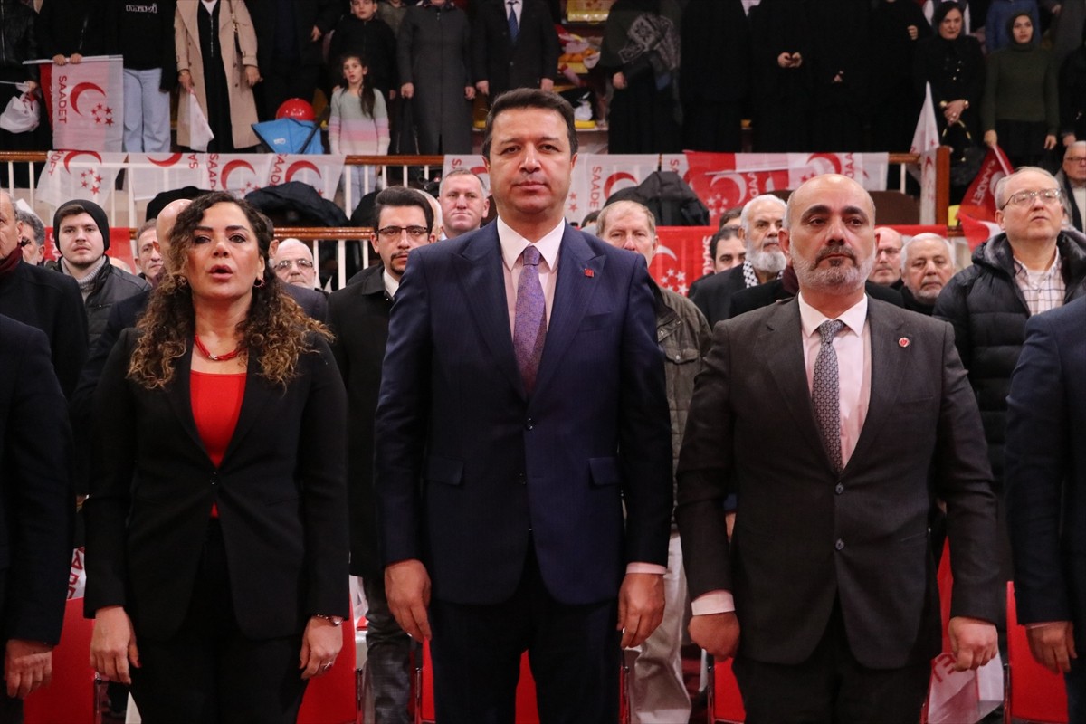 Saadet Partisi Genel Başkanı Mahmut Arıkan (Ortada), partisinin İsmet İnönü Spor Salonu'nda...