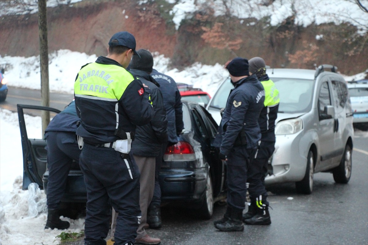 Sakarya'nın Akyazı ilçesinde otomobil ile hafif ticari aracın çarpışması sonucu 5 kişi yaralandı....