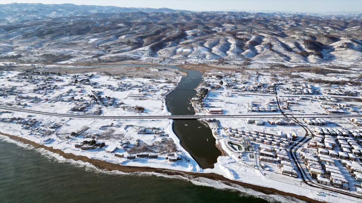 Sakarya'nın Karasu ilçesinde bulunan göl ve su kanalının yüzeyi dondu. Göl ve kanalda oluşan buz...