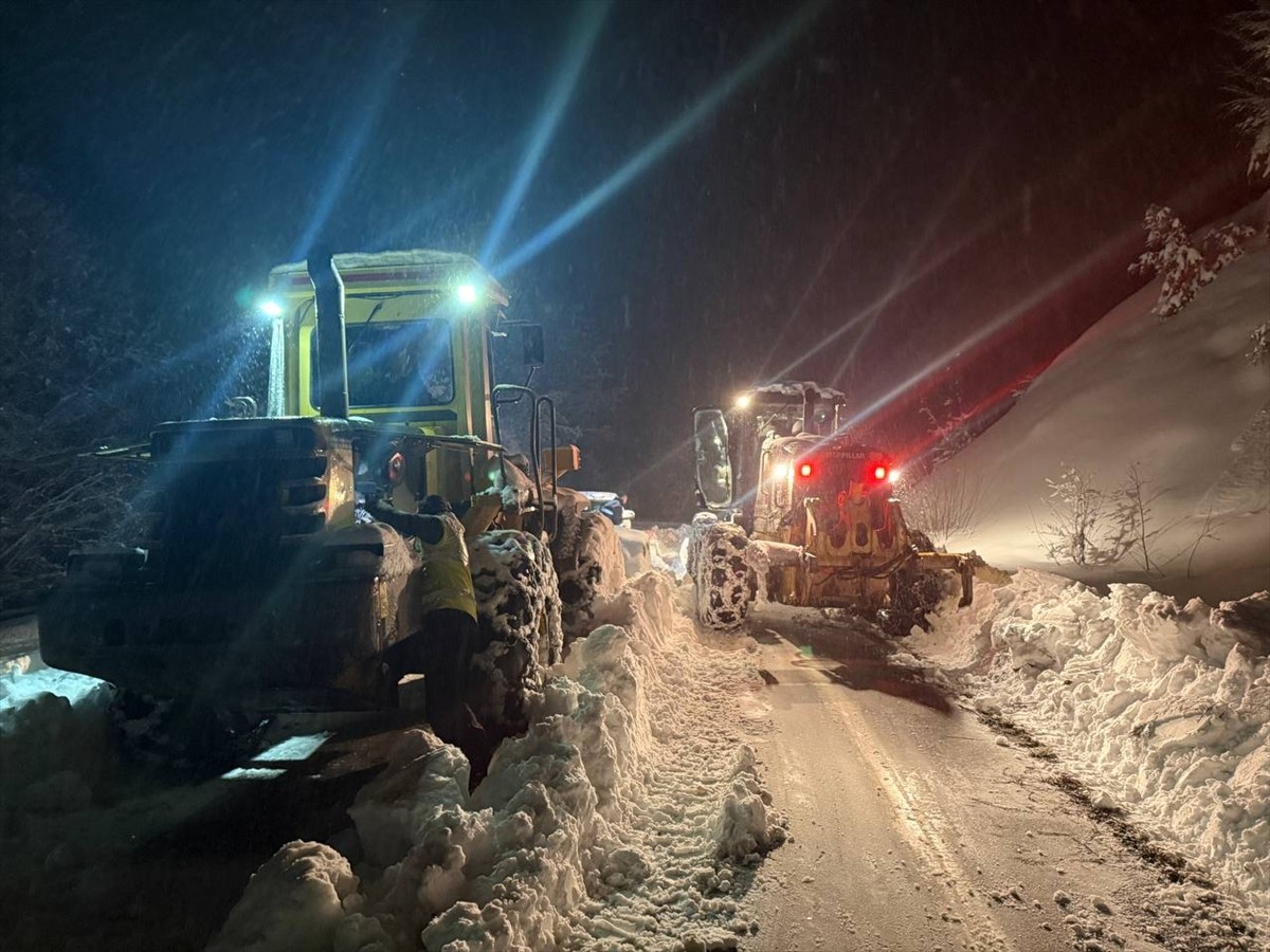 Sakarya'nın Kocaali ilçesinde, kar nedeniyle yolda mahsur kalan 25 araç kurtarıldı.