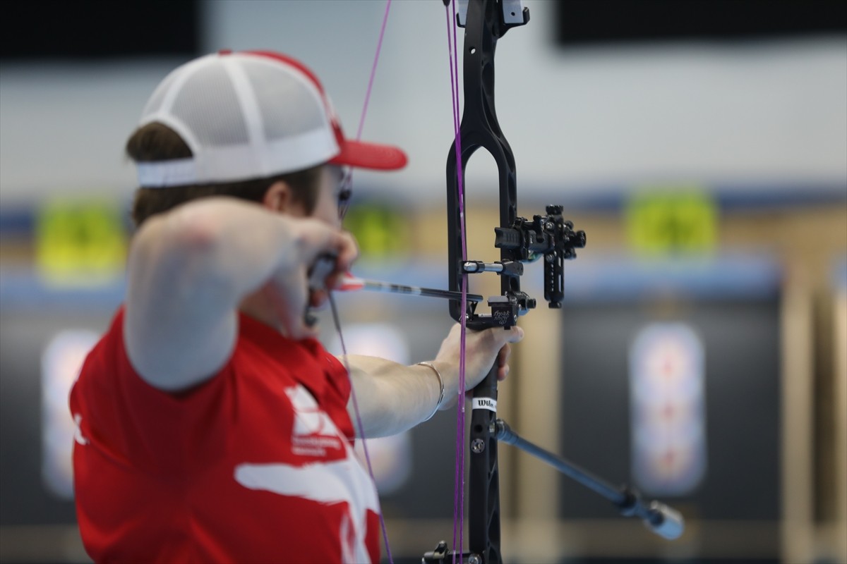 Samsun'da düzenlenen Avrupa Salon Okçuluk Şampiyonası'nda yarı final atışları gerçekleştirildi....