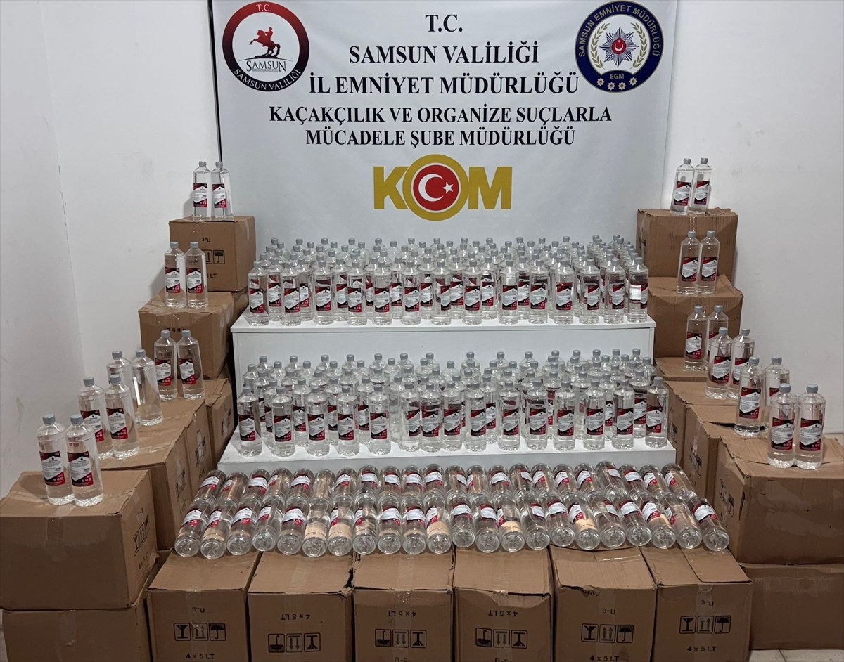 Samsun'da düzenlenen operasyonda 1 ton etil alkol ele geçirildi, 2 şüpheli gözaltına alındı.