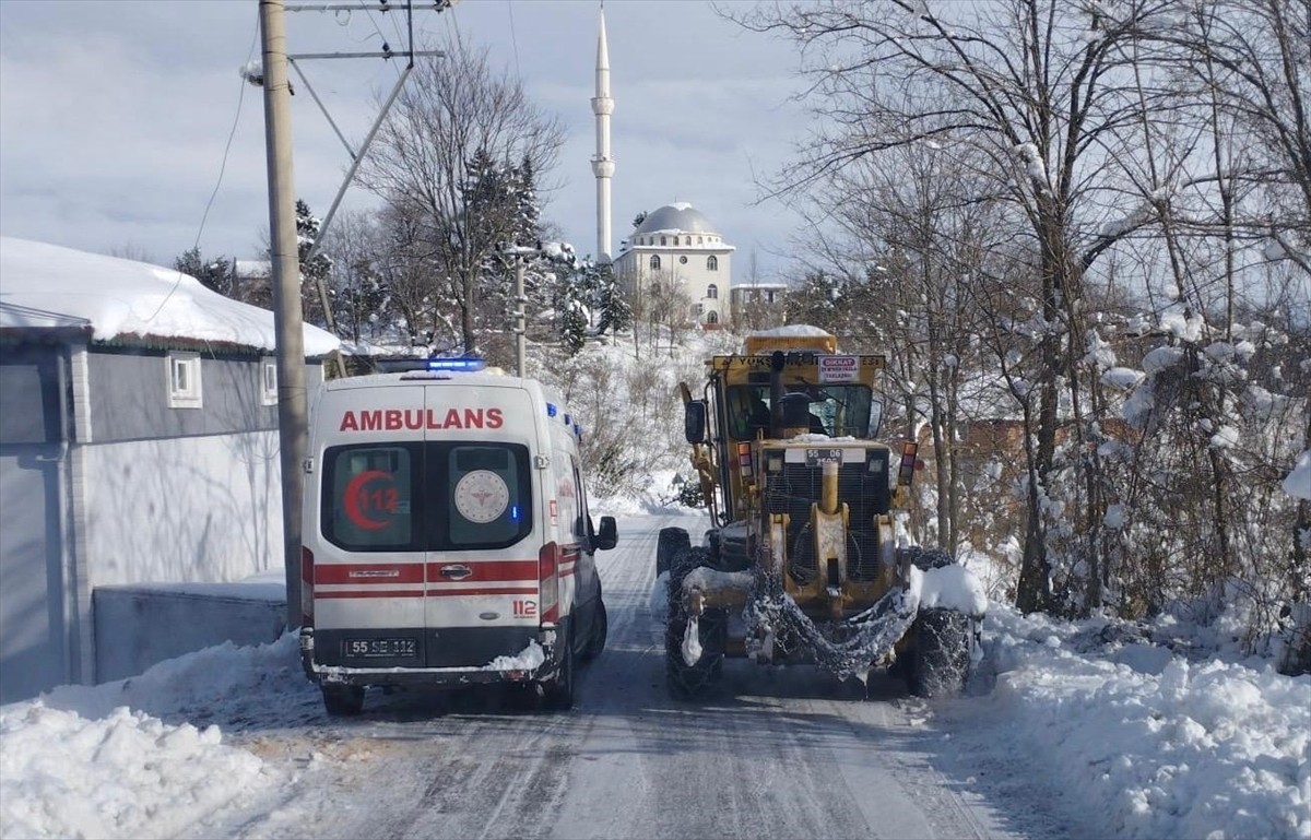Samsun'da kar nedeniyle yolu kapanan yerleşim yerlerinde mahsur kalan 98 hasta, ekiplerin...