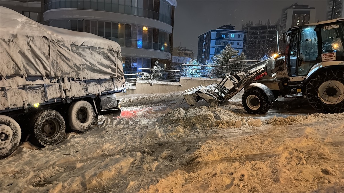 Samsun'un Atakum ilçesinde etkili olan kar nedeniyle araçlar yolda kaldı. İlçenin en işlek...