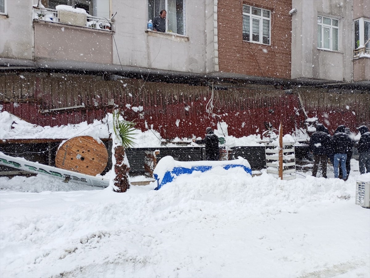 Samsun'un Çarşamba ilçesinde yoğun kar yağışı nedeniyle bazı iş yerlerinin tenteleri...