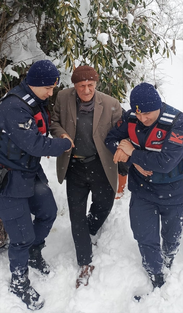 Samsun'un Terme ilçesinde jandarma ekipleri, kar yağışı nedeniyle mahallesinin yolu kapanan...