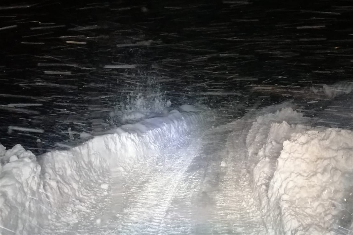 Samsun'un Yakakent ilçesinde yüksek kesimlerde kar kalınlığı 1,5 metreyi buldu.