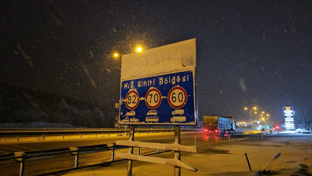 Samsun-Ankara kara yolunun Çorum sınırları içindeki bölümünde kar yağışı etkili oluyor.