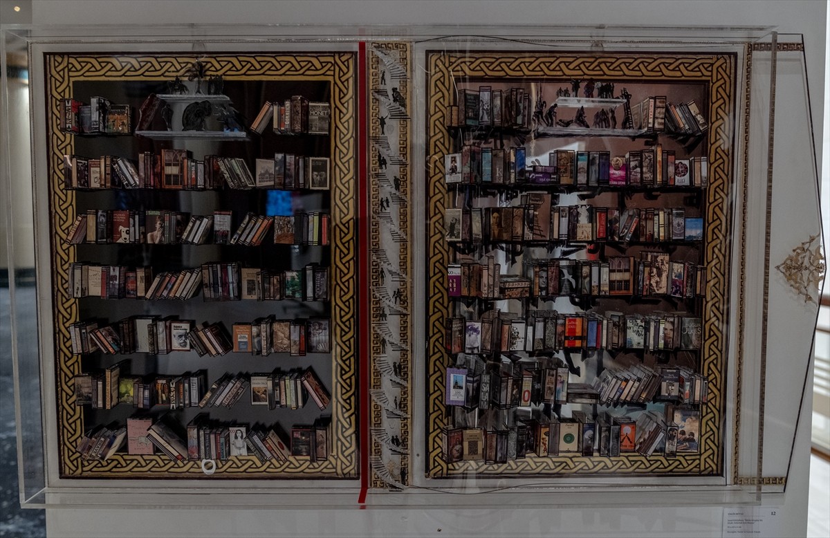 Sanatçı Engin Beyaz'ın, asetattan yaptığı kitaplardan oluşan "Başka Zaman Kütüphaneleri" sergisi...