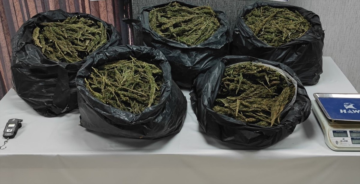 Şanlıurfa'da 1 kilo 180 gram eroinin ele geçirildiği uyuşturucu operasyonunda 2 zanlı tutuklandı....