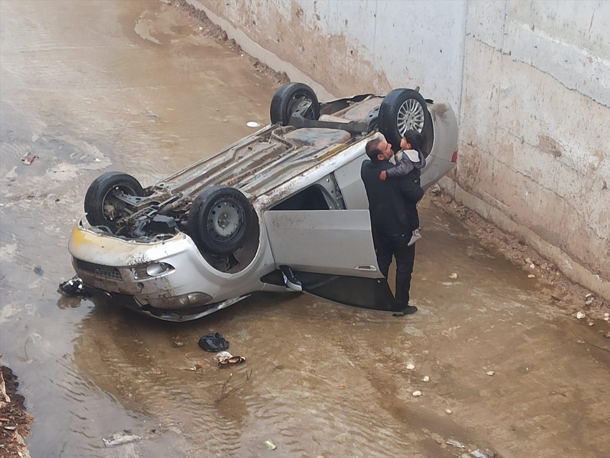 Şanlıurfa'nın Eyyübiye ilçesinde, sürücüsünün kontrolünden çıkarak dere yatağına düşen...