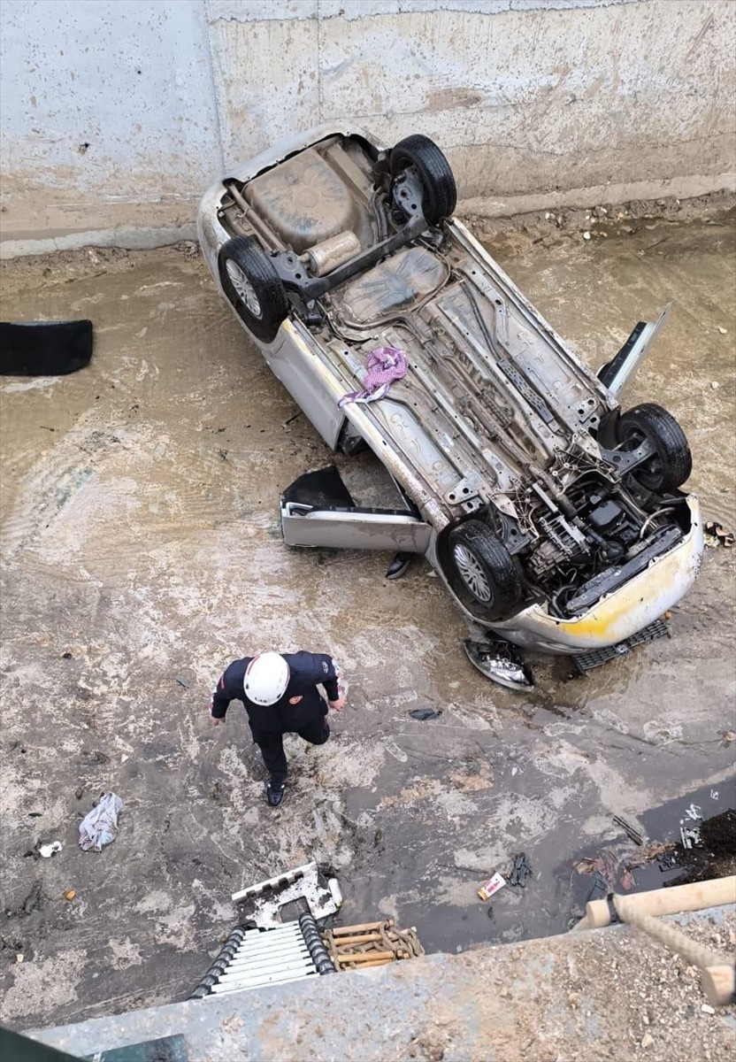 Şanlıurfa'nın Eyyübiye ilçesinde, sürücüsünün kontrolünden çıkarak dere yatağına düşen...
