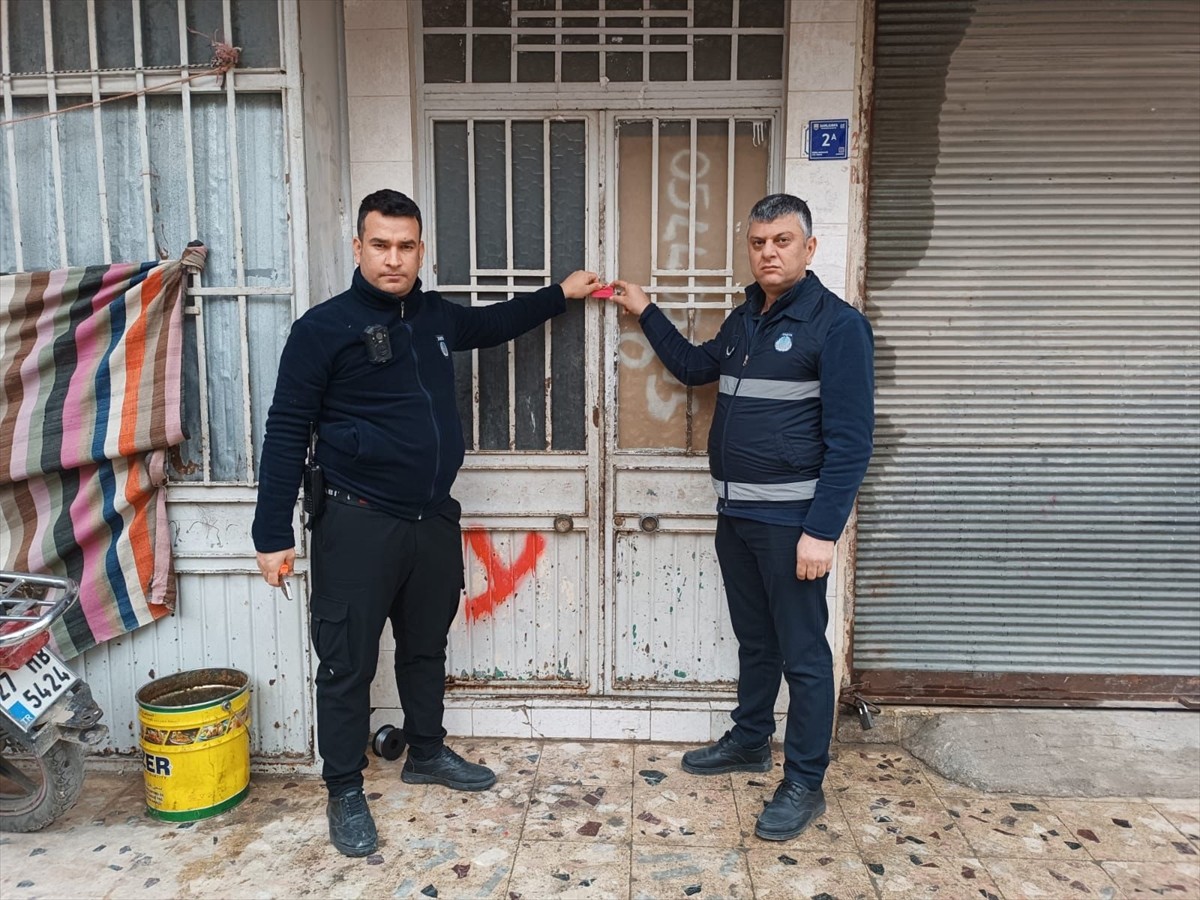 Şanlıurfa'nın Haliliye ilçesinde hijyen kurallarına uyulmadığı gerekçesiyle tatlıcı olarak...