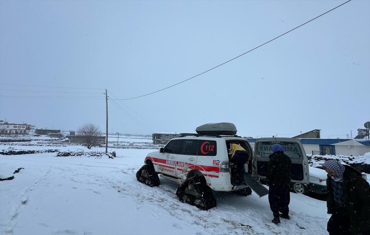 Şanlıurfa'nın Siverek ilçesinde kar nedeniyle yolu kapanan kırsal mahalledeki hasta, paletli...