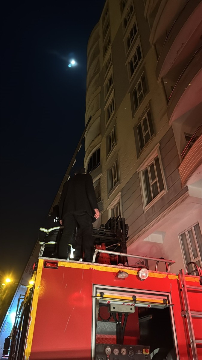 Siirt'in Kurtalan ilçesinde bir binada çıkan yangında dumandan etkilenen apartman sakinleri...