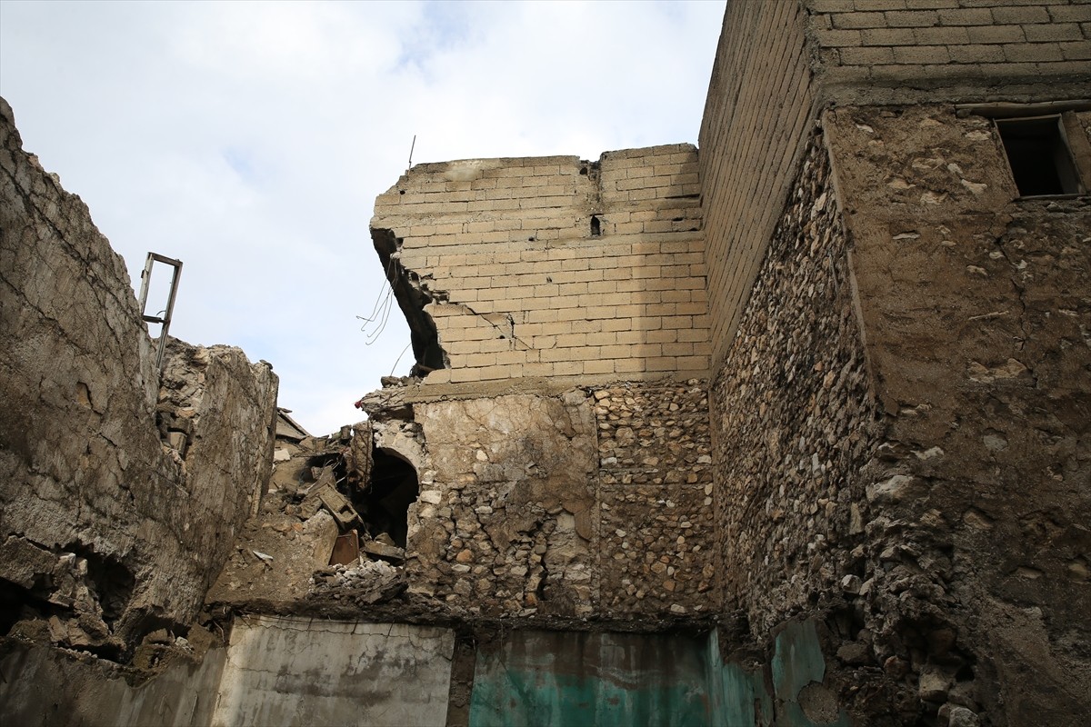 Siirt'te Merkez Batı Mahallesi 1010 Sokak'ta 2 katlı metruk yapıda kısmi çökme meydana geldi. 