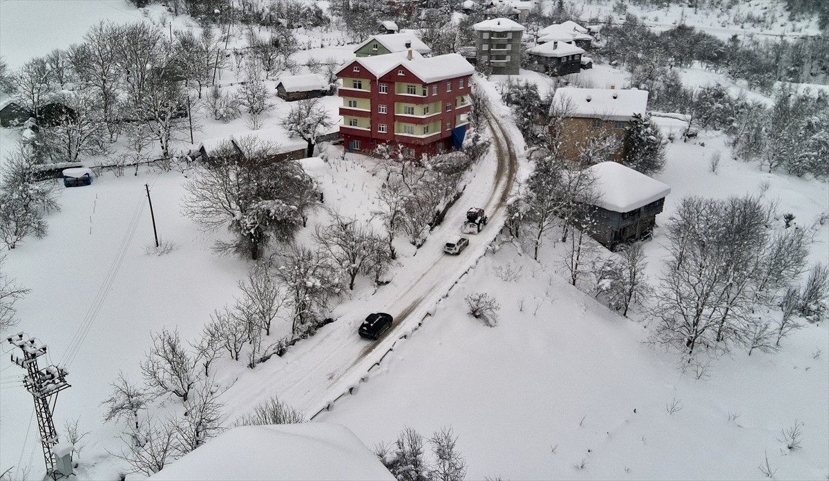 Sinop'ta kar yağışı nedeniyle ulaşıma kapanan 173 köy yolunun açılması için çalışmalar devam...