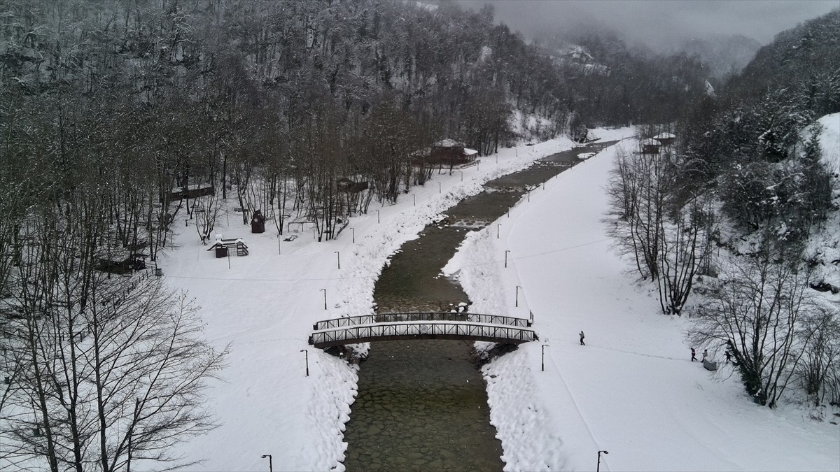 Sinop'ta kar yağışının ardından doğal güzelliğiyle ünlü Erfelek Tatlıca Şelaleleri Tabiat Parkı...