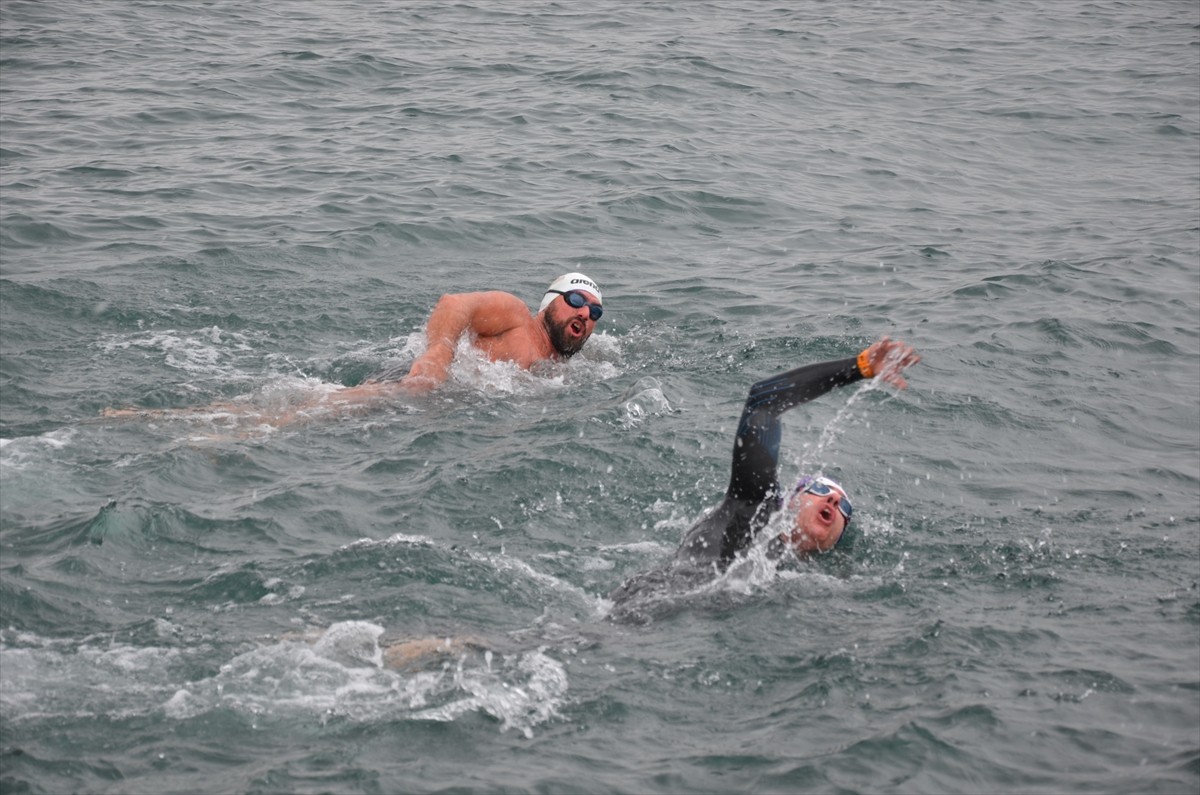 Sinop'ta, Sinop Yüzme ve Cimnastik Spor Kulübü üyesi Dr. Anıl Emir ve mimar Berkan Çelik, kar...