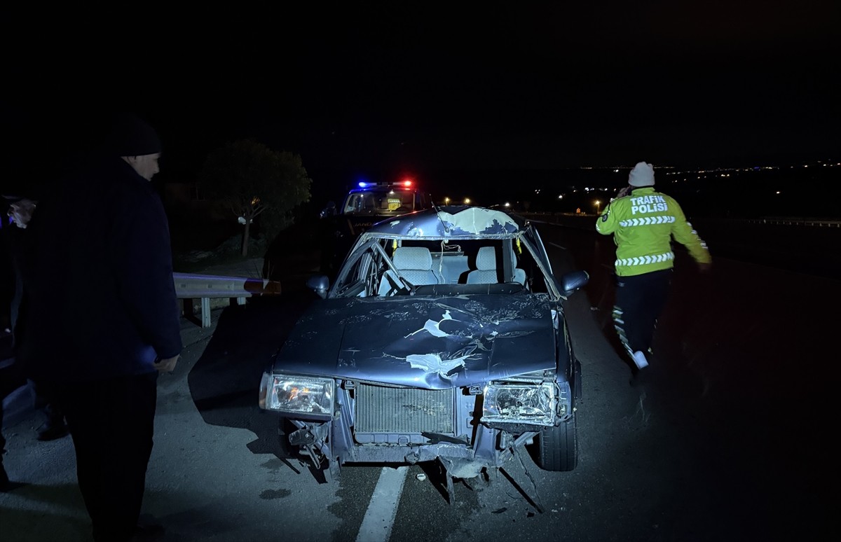 Sinop’un Gerze ilçesinde otomobilin çarptığı yaya ile araçta bulunan 2 kişi yaralandı. 