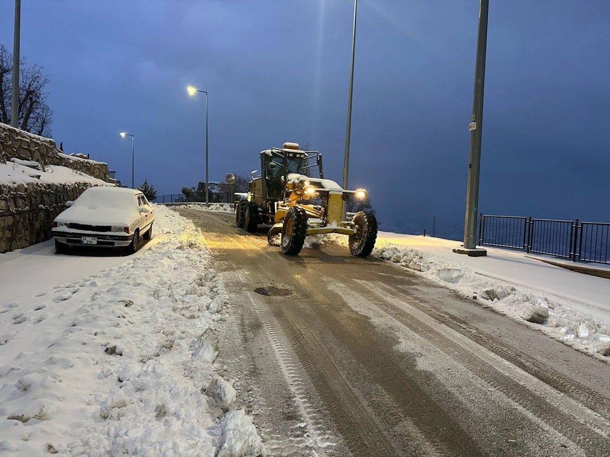Şırnak'ın Beytüşşebap ilçesinde kar ve tipi nedeniyle 3 köye ulaşım sağlanamıyor. Beytüşşebap ve...