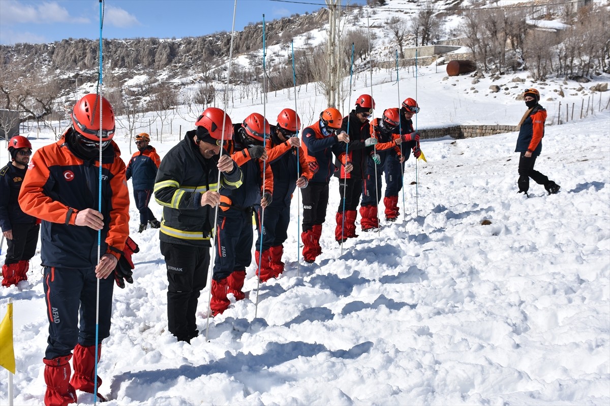 Şırnak'ta İl Afet ve Acil Durum Müdürlüğünce arama kurtarma ekiplerine verilen eğitimin ardından...