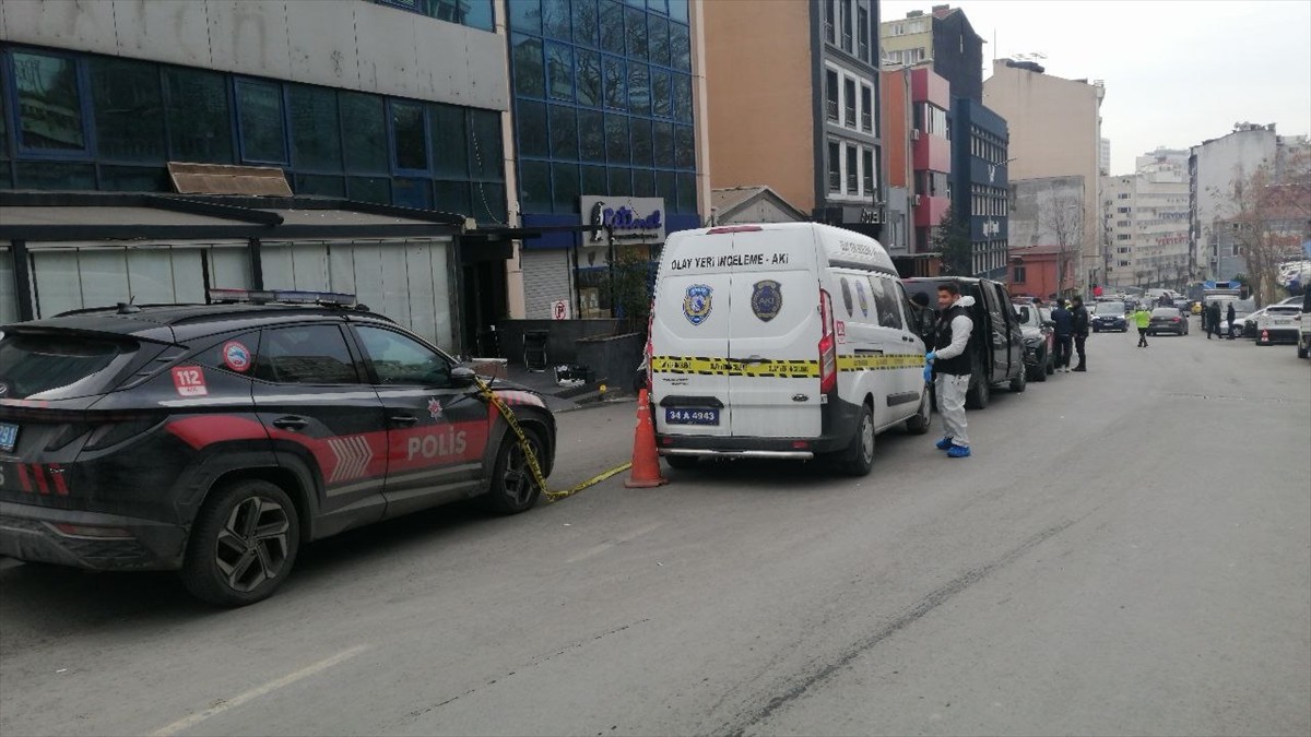 Şişli'de kız arkadaşını silahla vurarak öldürdükten sonra intihar girişiminde bulunan şüpheli ağır...