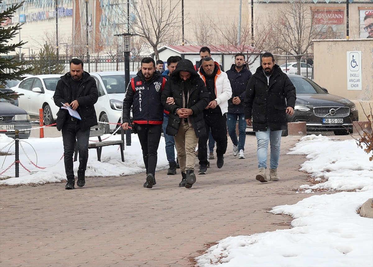 Sivas'ta düzenlenen silah kaçakçılığı operasyonunda 4 şüpheli gözaltına alındı.