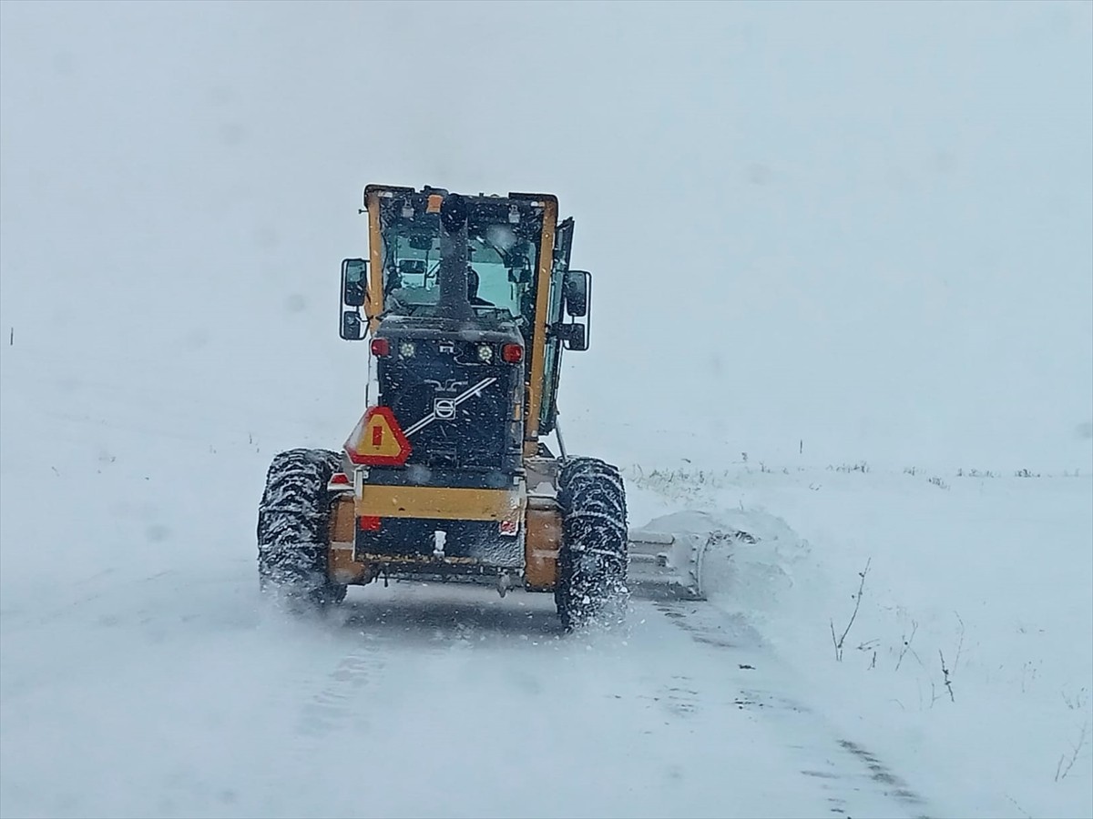 Sivas'ta etkili olan kar ve tipi nedeniyle 374 köy yoluna ulaşım sağlanamıyor. Sivas İl Özel...