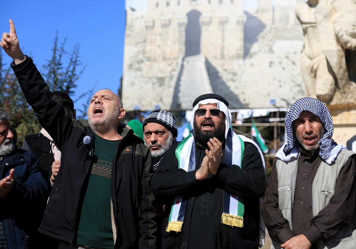 Suriye'nin Halep ilinde bir araya gelen protestocular, ülkenin tamamını PKK/YPG'li teröristlerden...