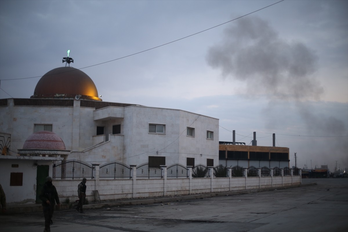 Suriye'nin kuzeyindeki Bab ilçesinde, araca yerleştirilen bomba düzeneğinin fark edilmesiyle bir...