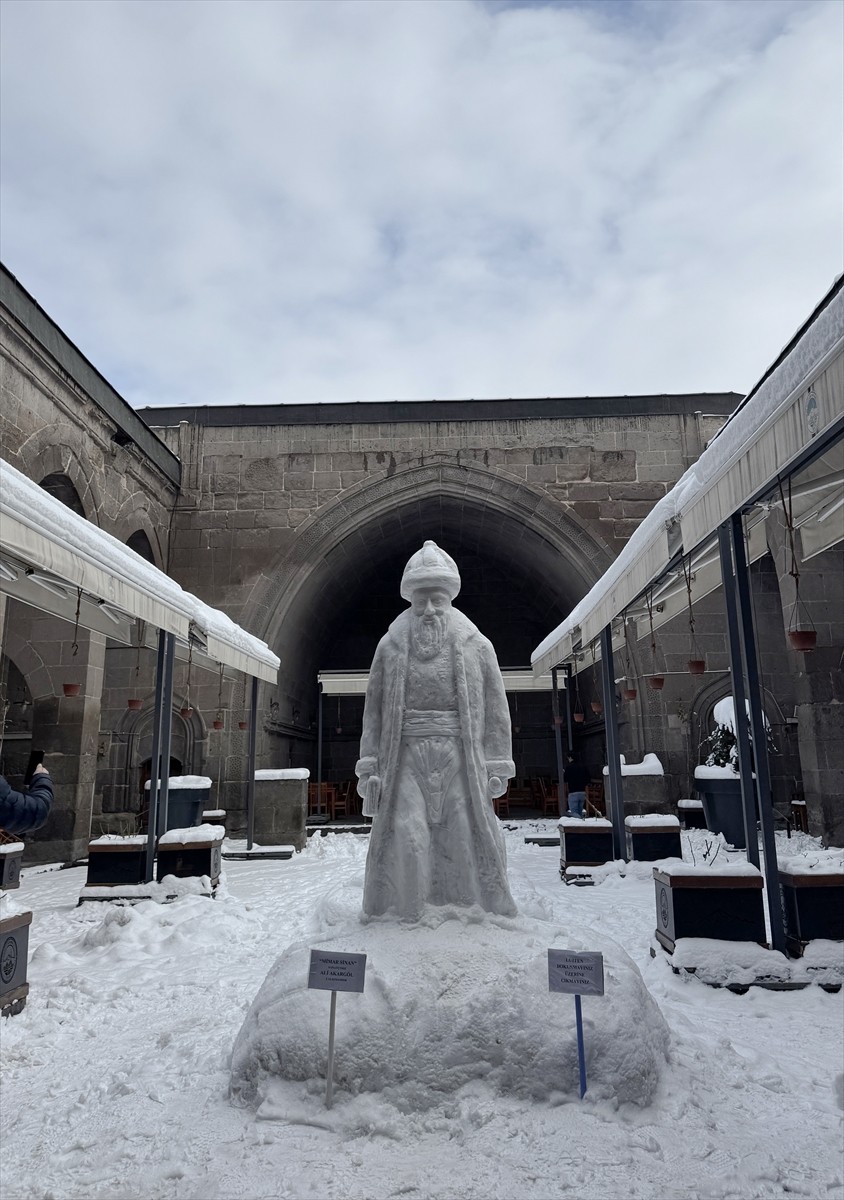 Taş oyma sanatçısı Ali Akargöl, Kayseri'deki tarihi Hunat Hatun Medresesinin bahçesine Mimar...