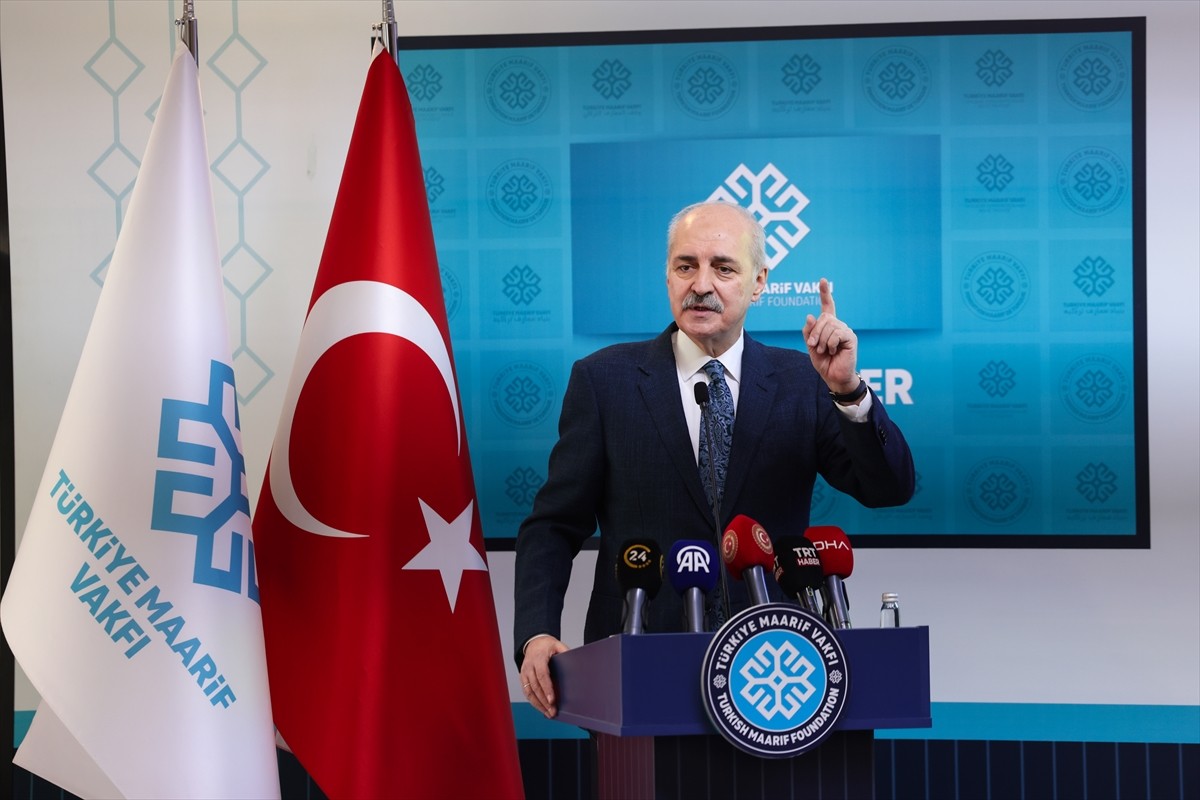 TBMM Başkanı Numan Kurtulmuş (sağda), Türkiye Maarif Vakfının Genel Merkezi'nde düzenlenen...