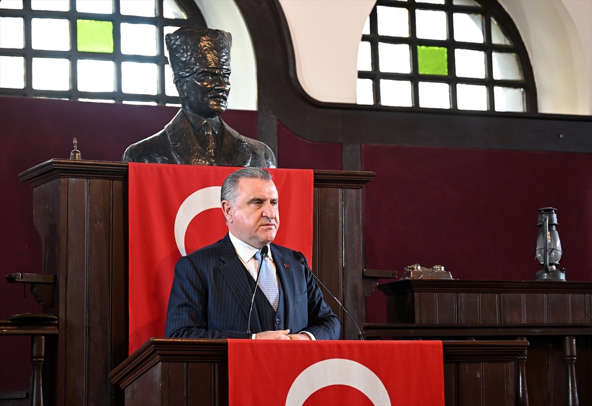 TBMM Başkanı Numan Kurtulmuş (sağda) ve Gençlik ve Spor Bakanı Osman Aşkın Bak'ın (sağ 2), Birinci...