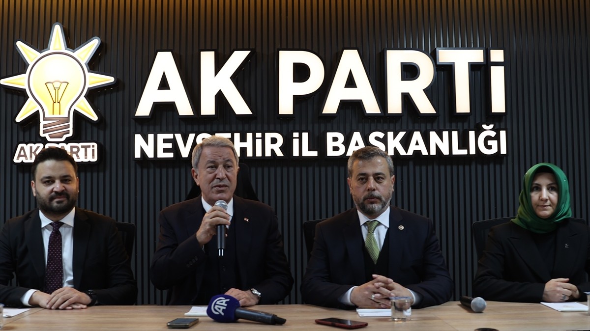 TBMM Milli Savunma Komisyonu Başkanı ve AK Parti Kayseri Milletvekili Hulusi Akar (sağda)...