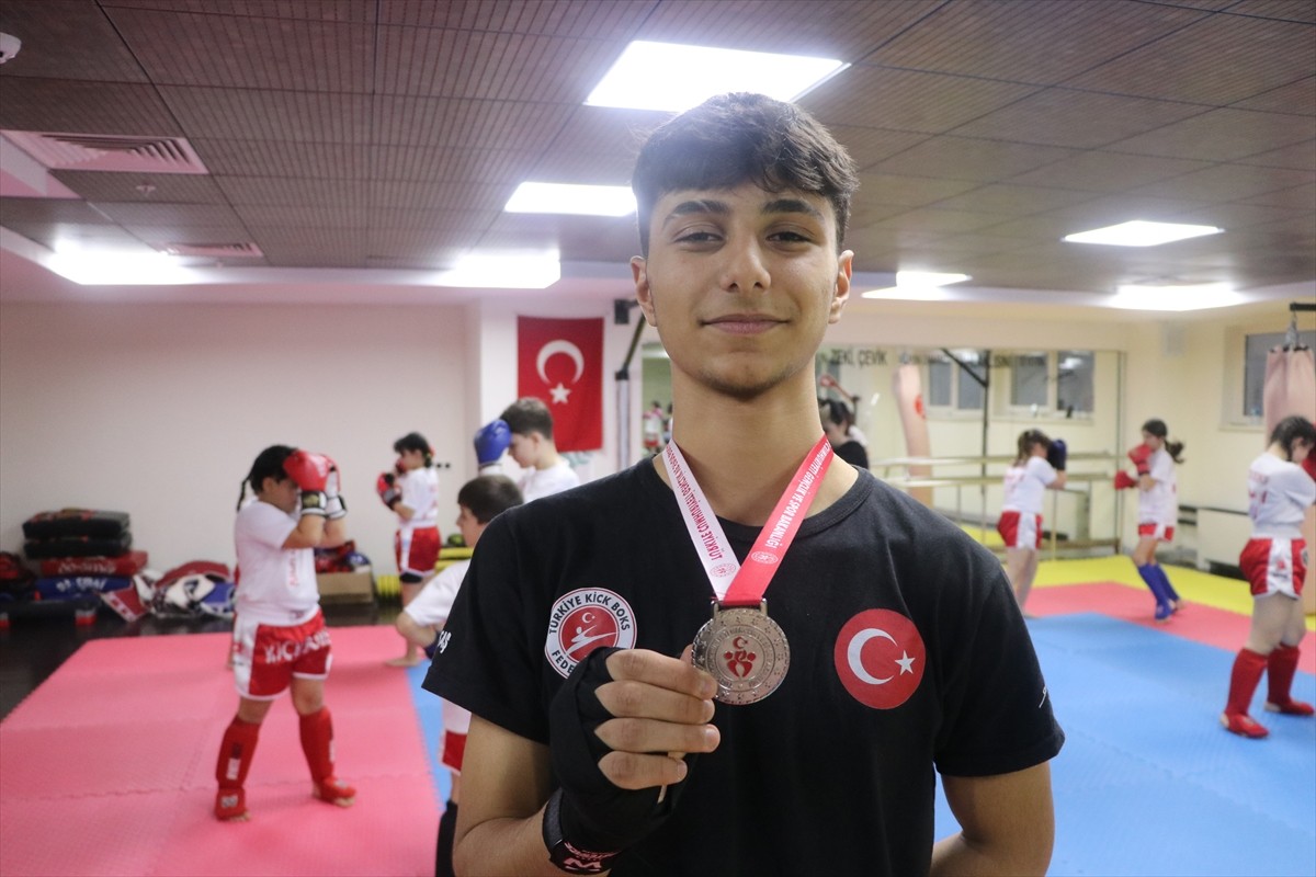 Tekirdağ'da bir yıl önce başladığı kick boksta Türkiye ikinciliği elde eden 16 yaşındaki Taha...