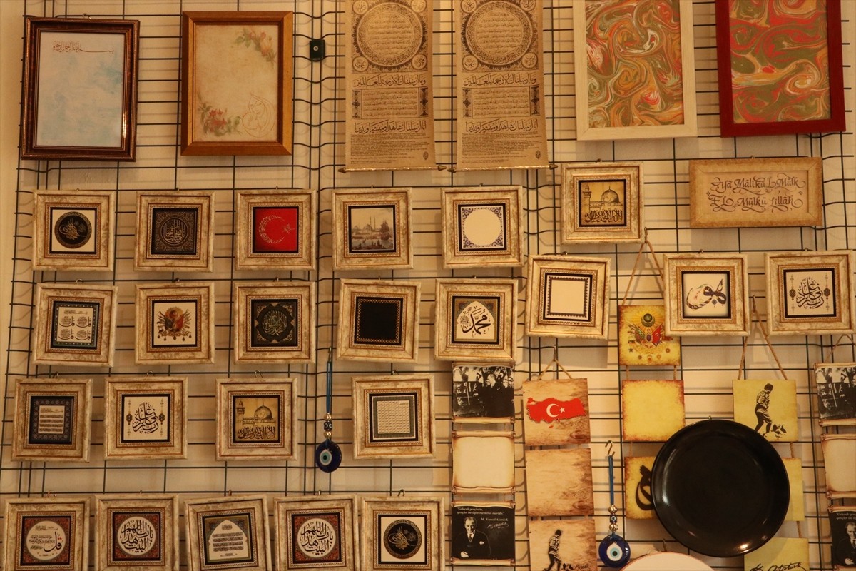 Tekirdağ'da yaşayan Serkan Albez, merakı üzerine başladığı kaligrafi sanatında "Somut Olmayan...