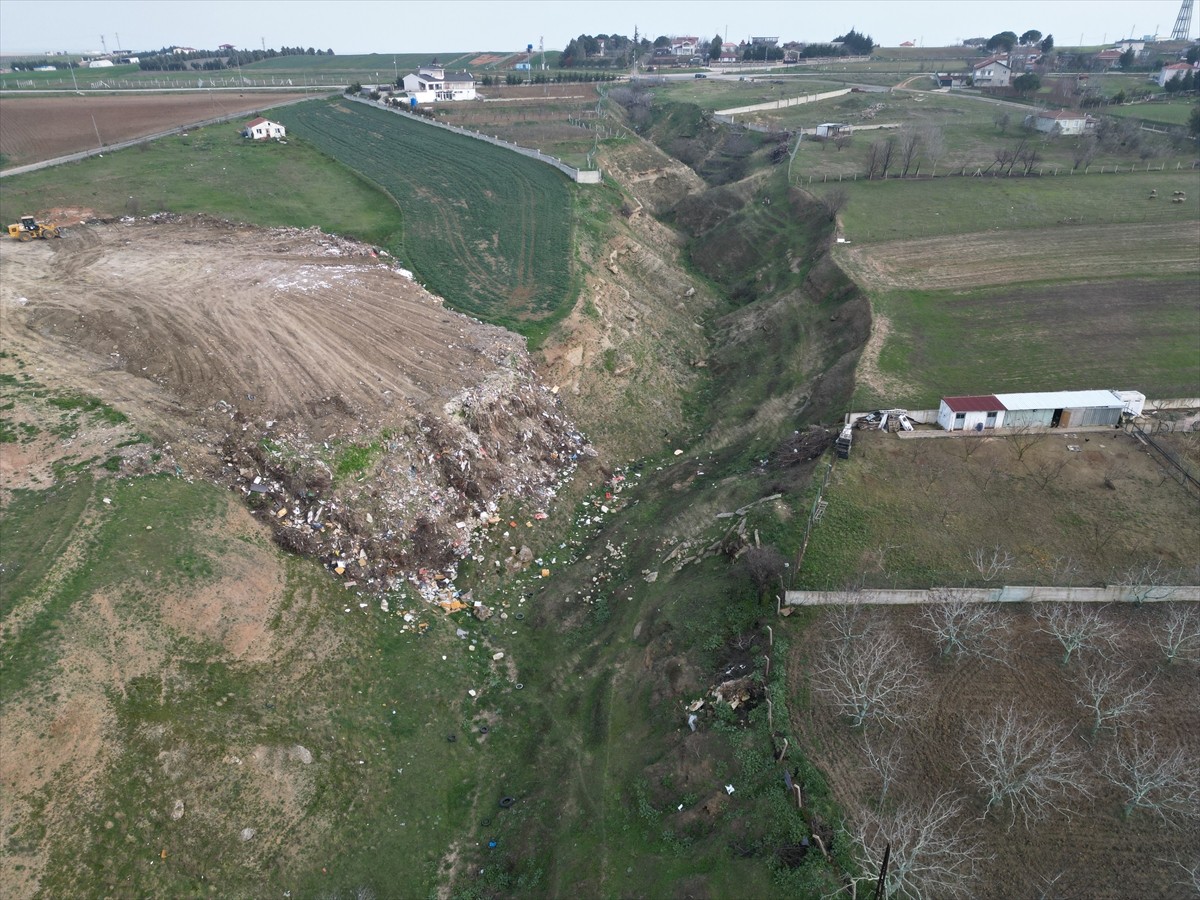Tekirdağ'ın Marmaraereğlisi ilçesinde çöp döküldüğü gerekçesiyle çevre sakinlerinin tepkisine...