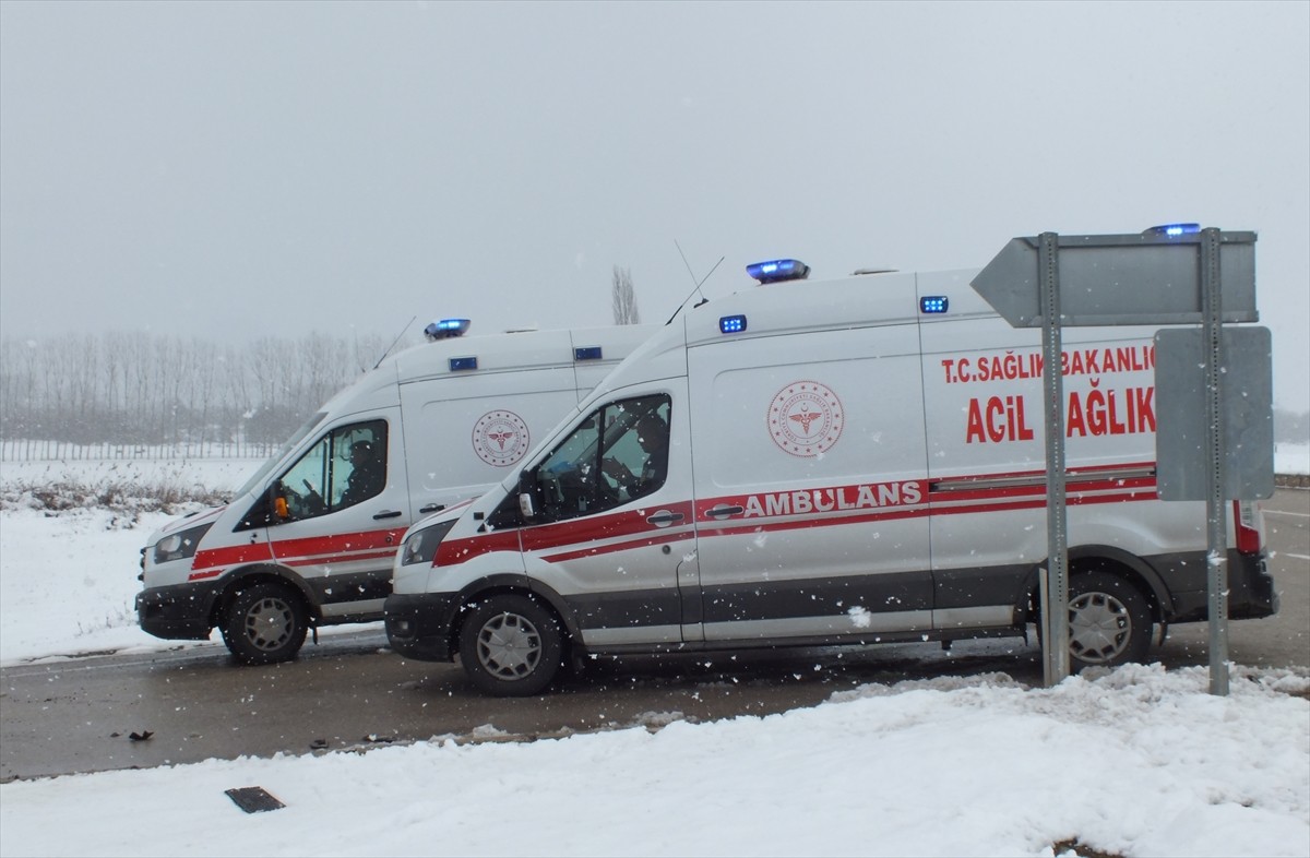 Tokat'ın Turhal ilçesinde iki otomobilin çarpışması sonucu 3 kişi yaralandı. Kaza yerine polis...