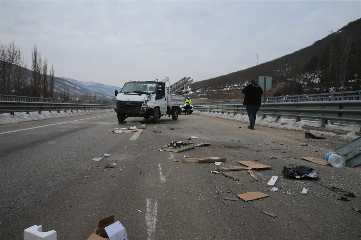 Tokat'ta bariyerlere çarparak karşı şeride geçen pikaptaki 2 kişi yaralandı.