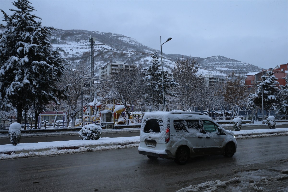 Tokat'ta gece saatlerinde başlayan kar yağışının ardından kent merkezi beyaza büründü.
