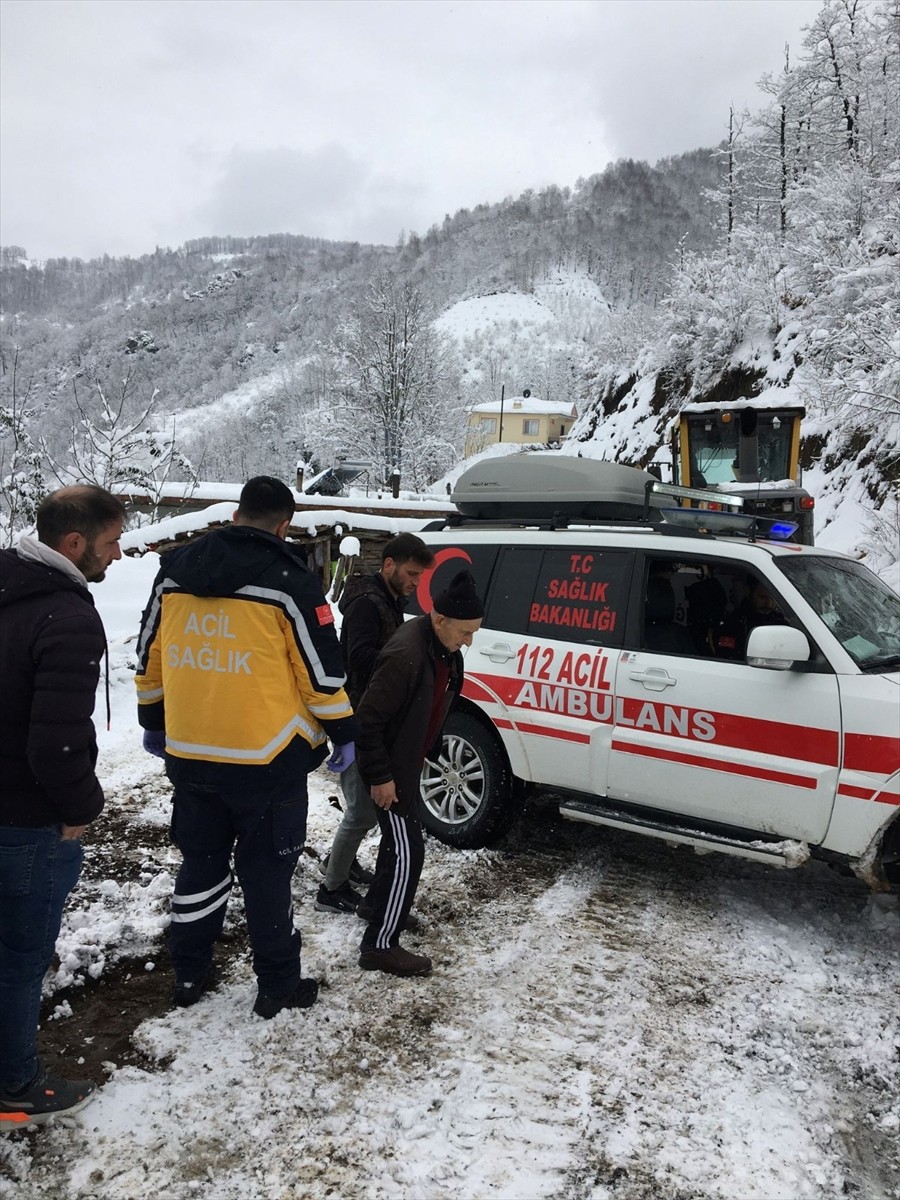 Tokat'ta köyde rahatsızlanan kalp hastası, kar nedeniyle ulaşıma kapanan yolun İl Özel İdaresi...