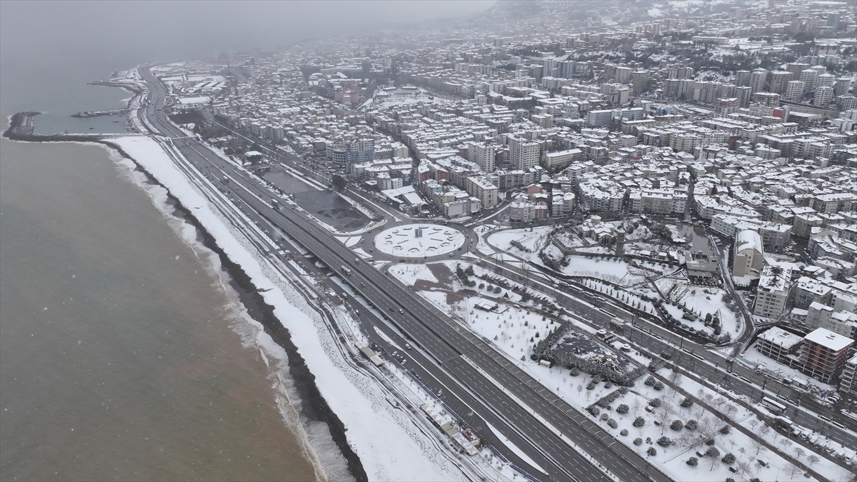 Trabzon'da aralıklarla etkisini sürdüren kar dolayısıyla şehir merkezi ve Ayasofya Camisi beyaza...