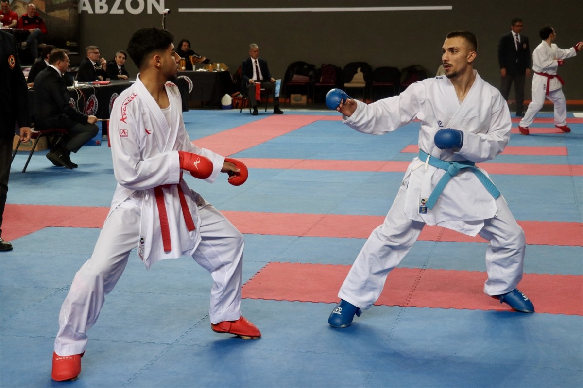 Trabzon'da düzenlenen Türkiye Karate Şampiyonası'na ikinci gün müsabakalarıyla devam edildi.