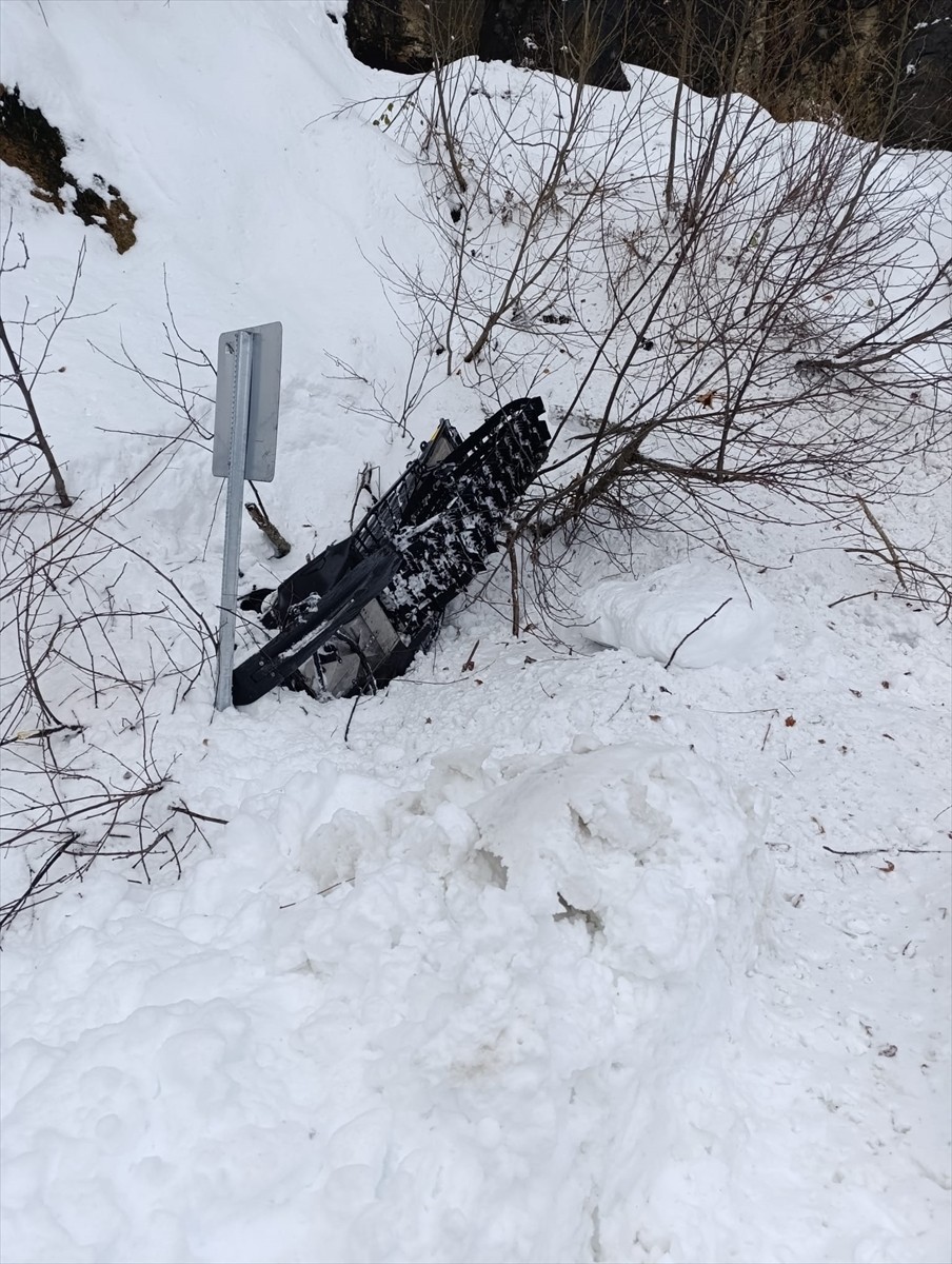 Trabzon'un Akçaabat ilçesinde şarampole devrilen kar motorunun sürücüsünü, yolda kar temizleme...