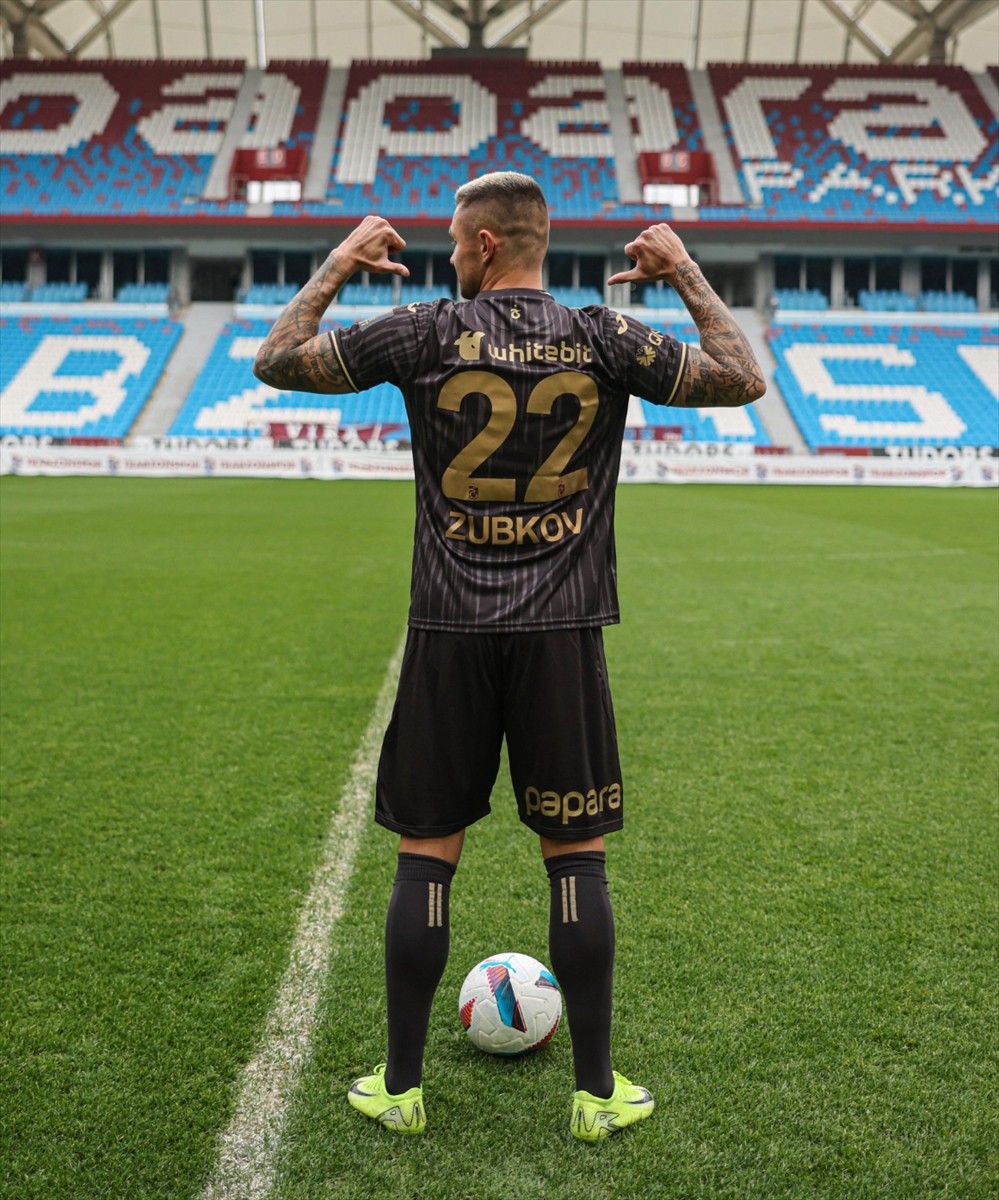 Trabzonspor Kulübü, Ukraynalı yeni transferi Oleksandr Zubkov için imza töreni gerçekleştirdi....