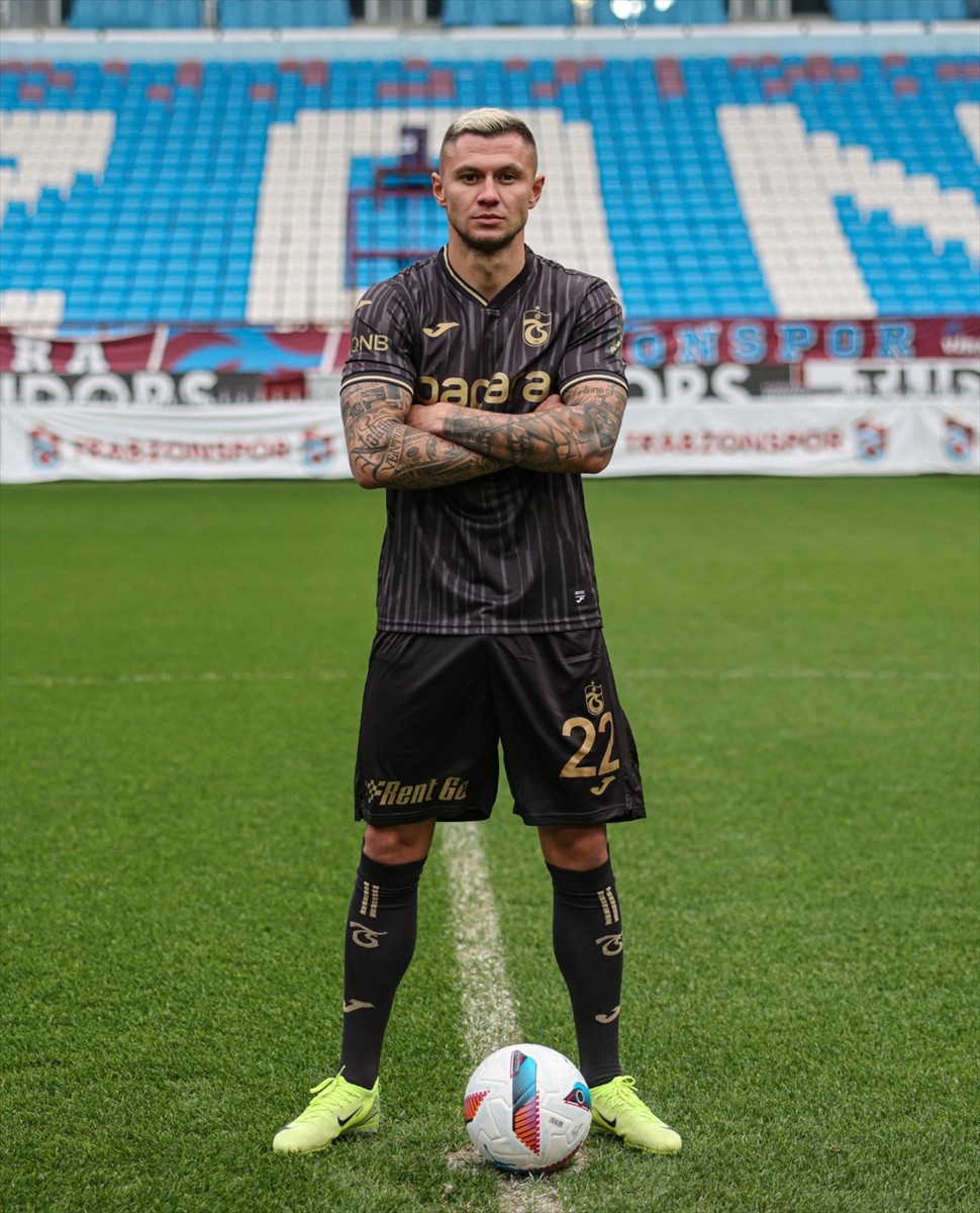 Trabzonspor Kulübü, Ukraynalı yeni transferi Oleksandr Zubkov için imza töreni gerçekleştirdi....