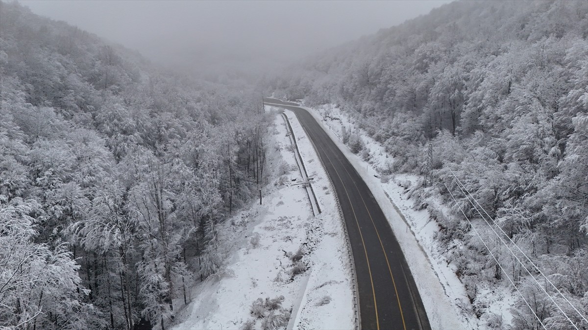 Trakya'da, Karadeniz kıyılarına paralel uzanan Yıldız Dağları'nda kar yağışının ardından oluşan...